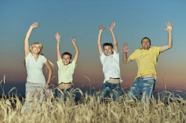 Семейный прыжок — стоковое фото