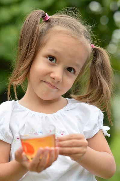 Niña con taza — Foto de Stock