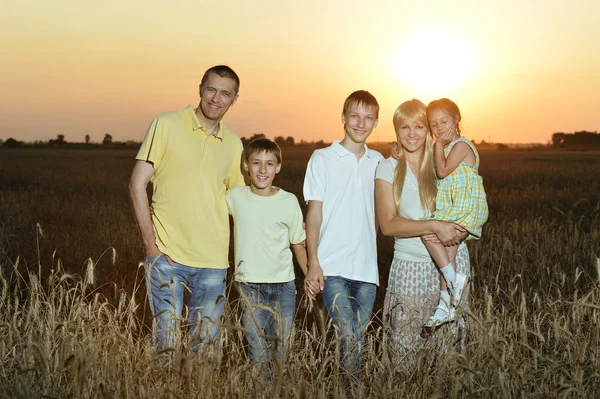 Aile sahada — Stok fotoğraf