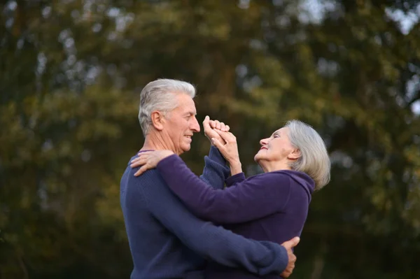 Bejaarde echtpaar dansen in park — Stockfoto