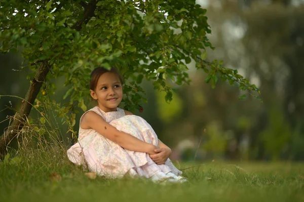 小女孩正坐在一棵树下 — 图库照片