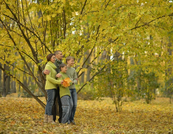 Sonbahar parkında bir aile — Stok fotoğraf