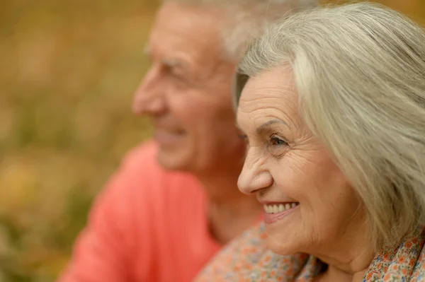 Senior par i höstparken — Stockfoto