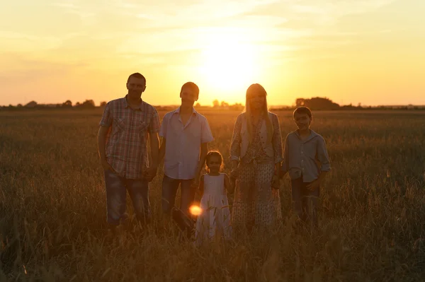 Family standing in field — Stock Photo, Image
