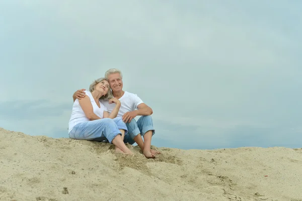 Divertida pareja de ancianos en una playa —  Fotos de Stock