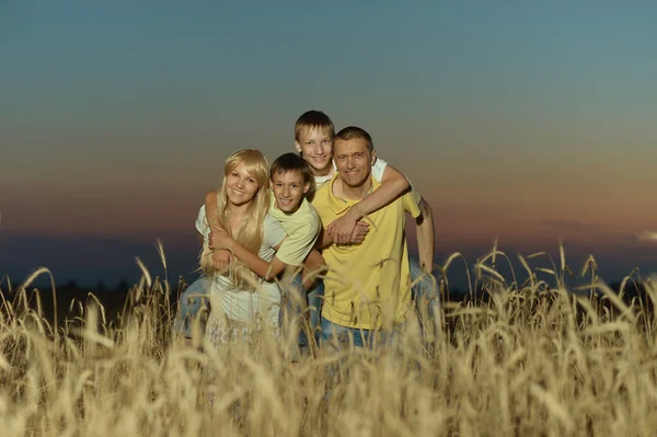 Familie staande in veld — Stockfoto