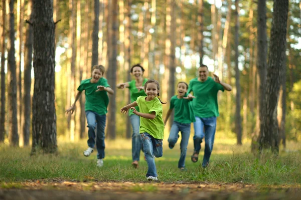 Rodina běží v parku — Stock fotografie