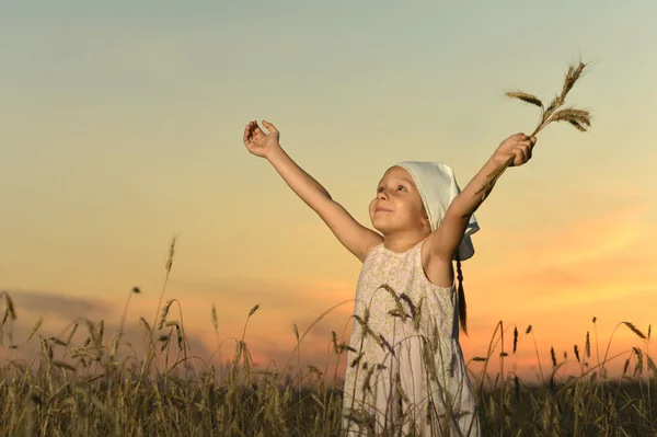 Liten flicka i fältet vete — Stockfoto