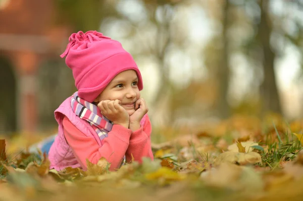 Sonbahar parkındaki kız — Stok fotoğraf