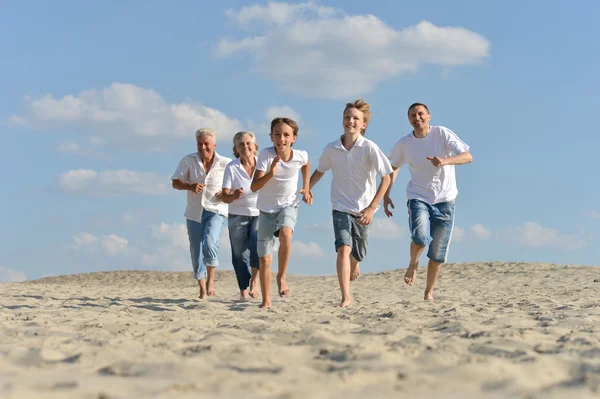 Šťastná rodina, na pláži — Stock fotografie