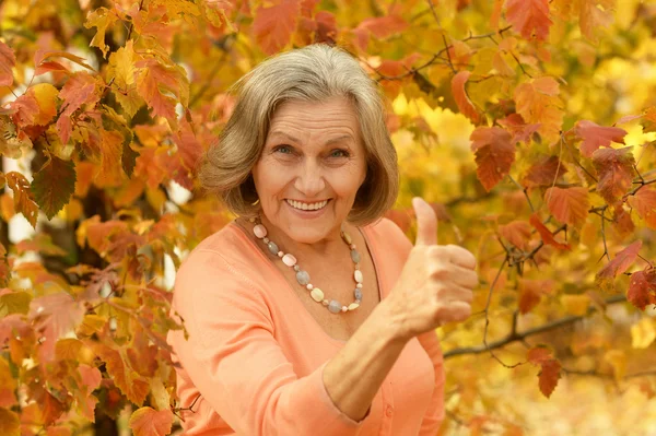 Seniorin zeigt Daumen hoch — Stockfoto