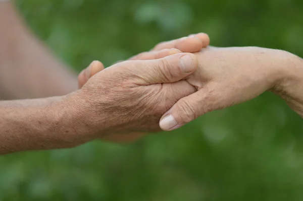 Coppia anziana che si tiene per mano — Foto Stock