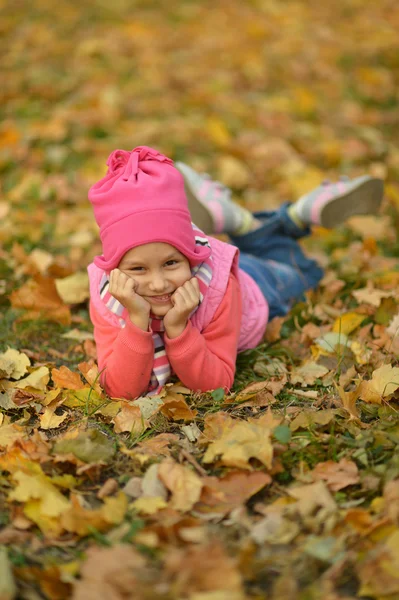 Mädchen im Herbstpark — Stockfoto