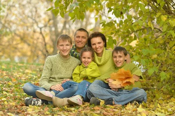 Сім'я в осінньому парку — стокове фото