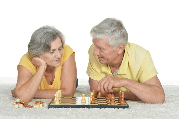 Seniorenpaar spielt Schach — Stockfoto