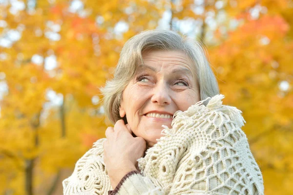 Senior woman in park — Stock Photo, Image