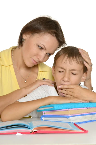 Madre e hijo haciendo la tarea —  Fotos de Stock