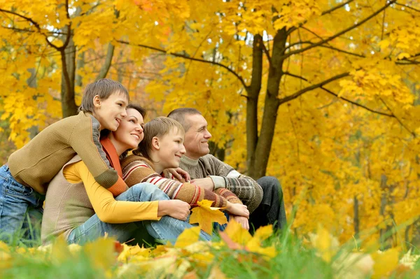 Famiglia seduta nel parco autunnale — Foto Stock