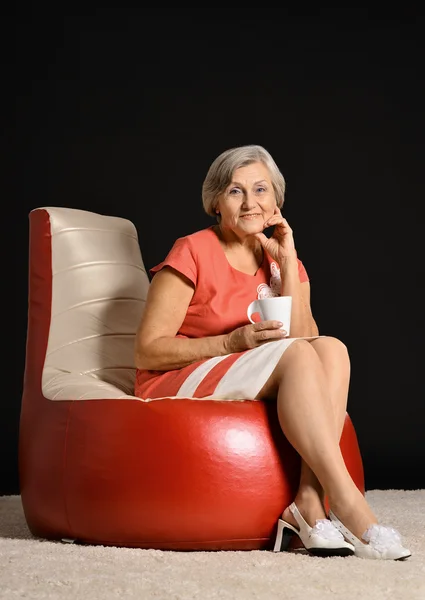 Äldre kvinna med te — Stockfoto