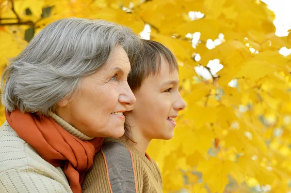 Mormor med barnbarn — Stockfoto