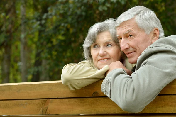 Couple d'âge mûr assis dans le parc — Photo