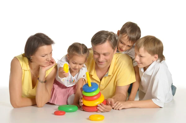 Семья играет с игрушками — стоковое фото