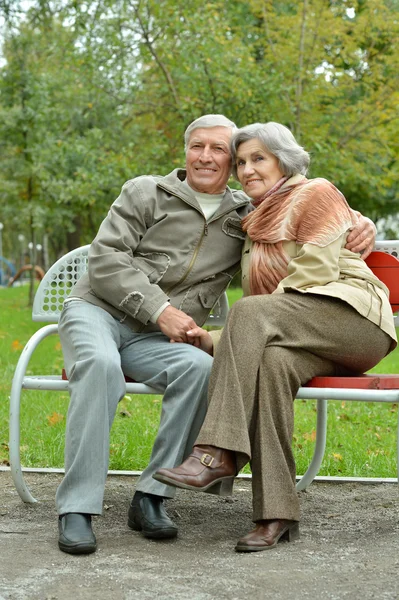 Mature couple sitting in the park — Stock Photo, Image