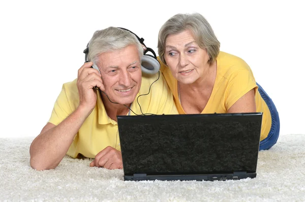 Coppia anziana con laptop — Foto Stock