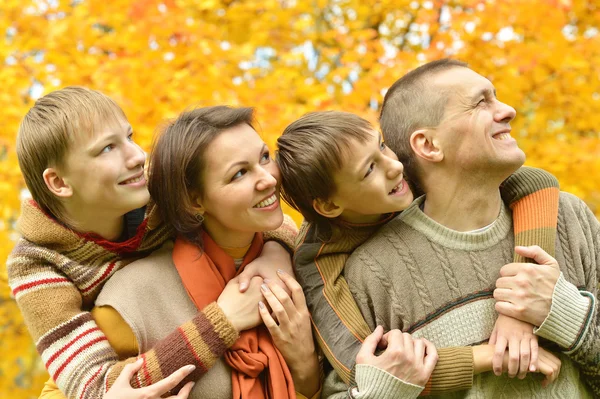 Familie entspannt im Herbstpark — Stockfoto