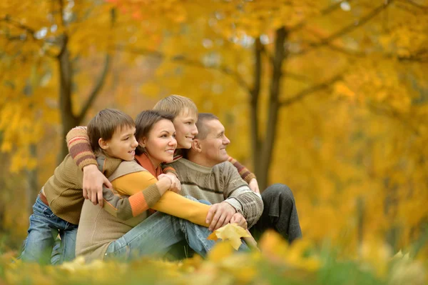 Familie sitzt im Herbstpark — Stockfoto