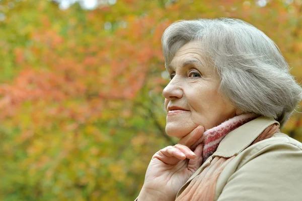 Senior mulher no parque — Fotografia de Stock