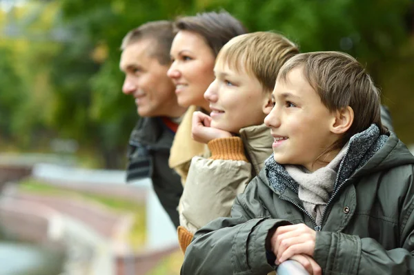 Retrato de la familia feliz relajante — Foto de Stock