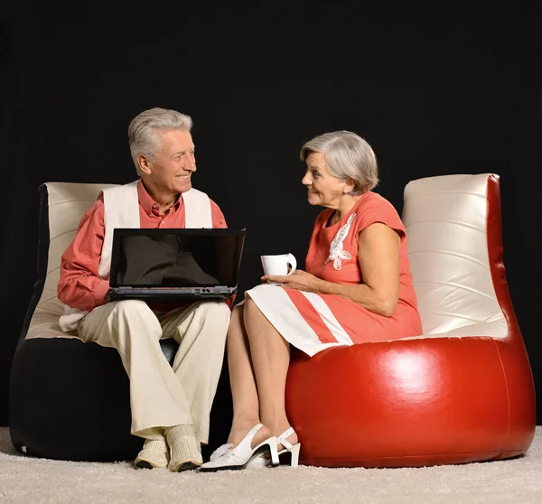 Pareja mayor usando laptop — Foto de Stock