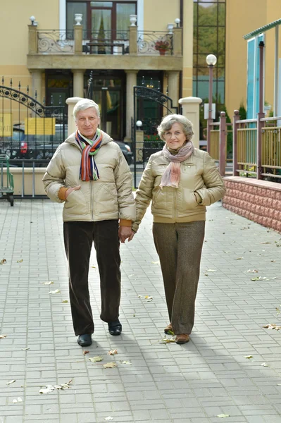 Parejas maduras en el parque de otoño — Foto de Stock