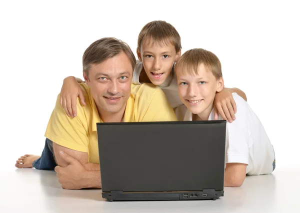 Padre con ragazzi con computer portatile — Foto Stock