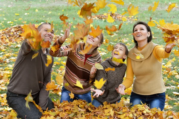 Family throw autumn leaves — Stock Photo, Image