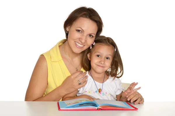 Dochter en moeder lezen — Stockfoto