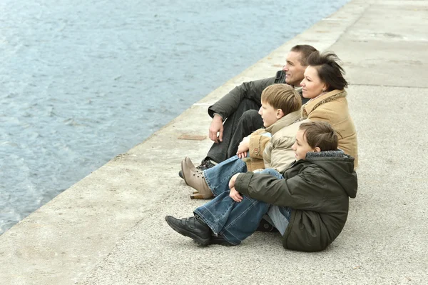 Famille relaxante près de la rivière — Photo