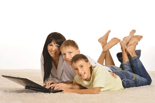 Moeder met kinderen op laptop — Stockfoto