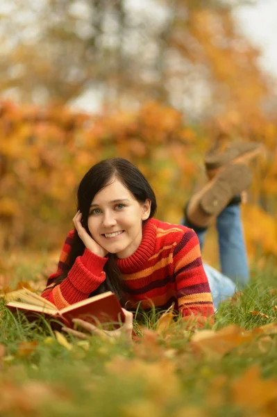 Menina com livro no parque — Fotografia de Stock