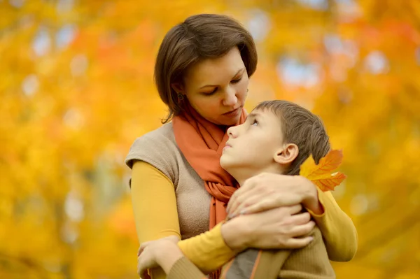 Madre con un hijo en el parque de otoño — Foto de Stock