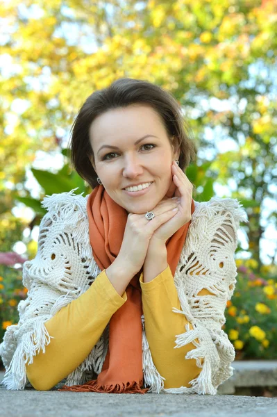 Vrouw in herfstpark — Stockfoto