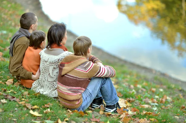 Familia en el parque de otoño — Foto de Stock