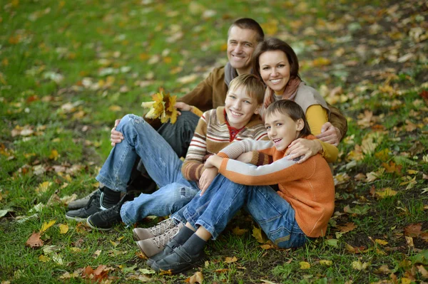 Famille dans le parc d'automne — Photo