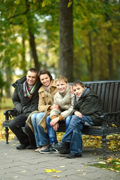 Vierköpfige Familie sitzt — Stockfoto