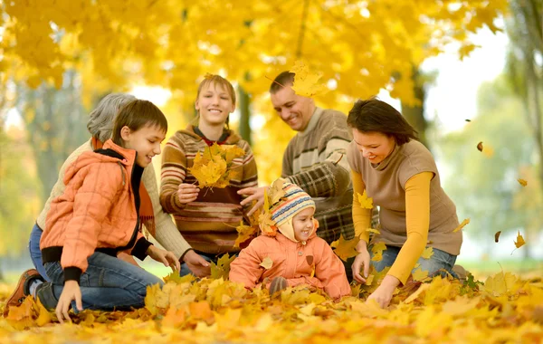 Familie im Herbstpark — Stockfoto