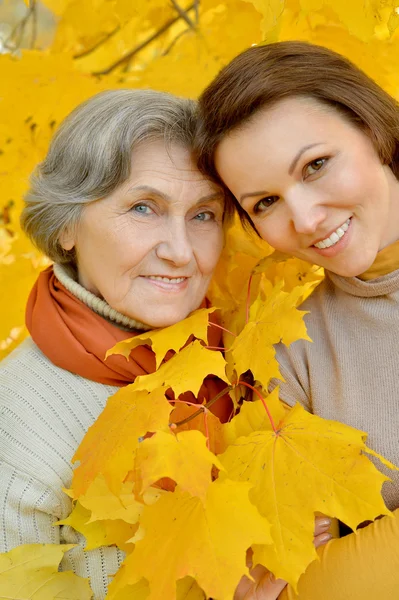 Mother and  daughter in park — Stock Photo, Image