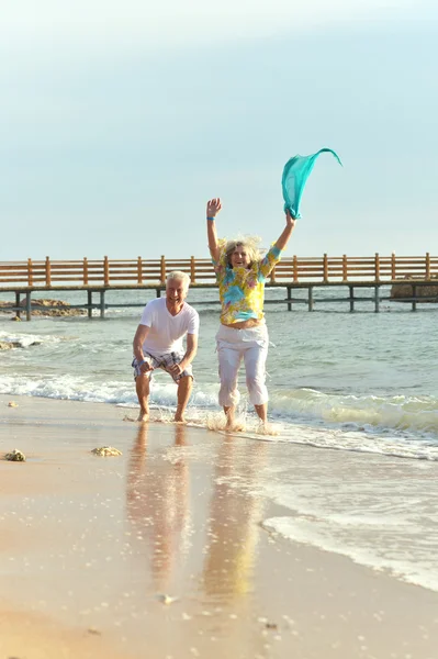 Seniorenpaar am Strand — Stockfoto