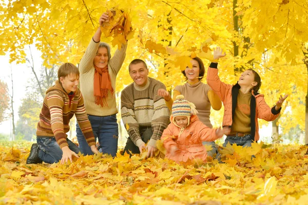 Familia en el parque de otoño — Foto de Stock