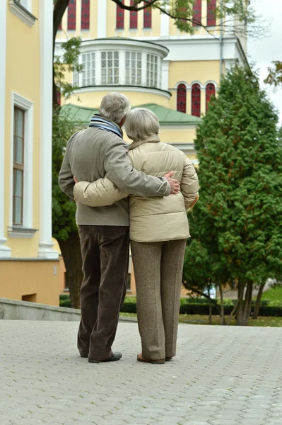 Casal sênior no parque de outono — Fotografia de Stock